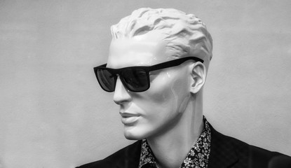 Schaufensterpuppe mit Sonnenbrille