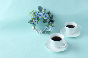 Obraz na płótnie Canvas コーヒーと青いバラと勿忘草のリース