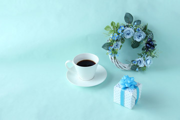 父の日　贈り物とコーヒーと青いバラと勿忘草のリース