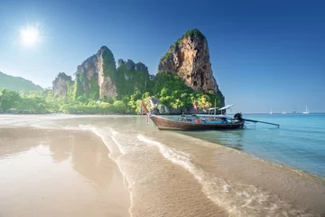 Photo sur Plexiglas Railay Beach, Krabi, Thaïlande Bateaux sur la plage de Railay à Krabi en Thaïlande