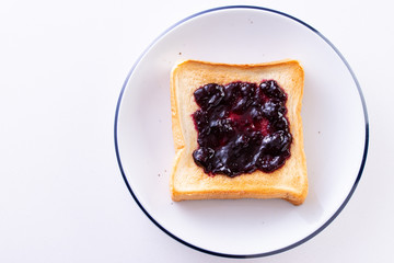 ブルーベリージャムを塗ったトースト
