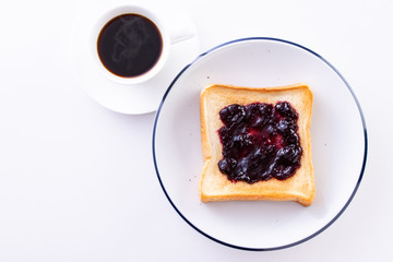 ブルーベリージャムを塗ったトースト