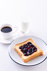 ブルーベリージャムを塗ったトースト