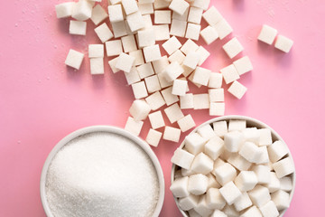 Fototapeta na wymiar White sugar in bowl on pink background