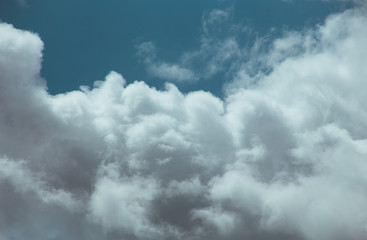 Obraz premium Fluffy clouds cover the summer blue sky