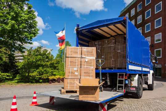 KIEL, Deutschland, 11. Mai 2020. &Uuml;bergabe einer Gro&szlig;spende von Gesichtsmasken gegen die Corona Pandemie der Firma Fielmann AG an den Ministerpr&auml;sidenten Daniel G&uuml;nther durch Marc Fielmann 