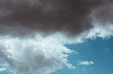 Obraz premium Fluffy clouds cover the summer blue sky