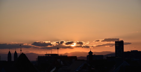 Silhouette von Freiburg im Abendrot