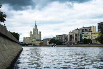 вид на реку и высотное здание
