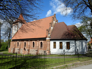 wybudowany w 14 wieku gotycki kościół katolicki pod wezwaniem świętego Jana chrzciciela w miejscowości narzym w województwie warmińsko mazurskim w Polsce - obrazy, fototapety, plakaty