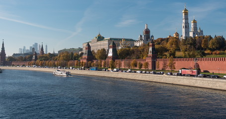 Obraz premium Sunny summer day moscow river bay kremlin Timelapse