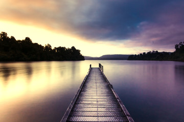 Fototapeta premium Przystań na wschód słońca, samotne jezioro