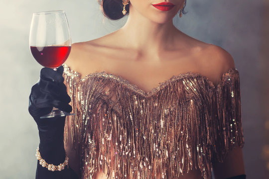 Порванное платье и бокал вина. Платье бокал. Изящная женщина в Вечернем платье с бокалом. Девушка в платье с бокалом вина. Женщина с огромным бокалом.