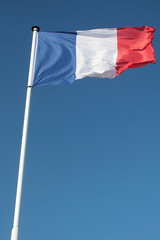 le drapeau français flottant au vent