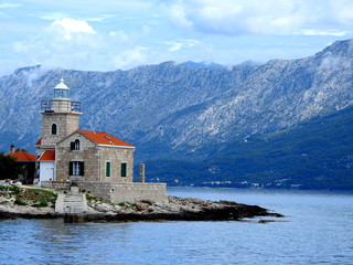 Wieża na wysepce morza w Chorwacji