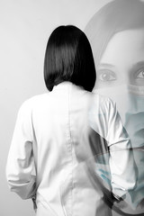 mujer con maquinilla cobid 19