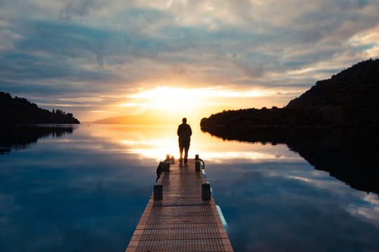 Einsamer See zum Sonnenaufgang - Ins Licht gehen