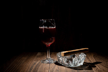 葉巻とワイングラス