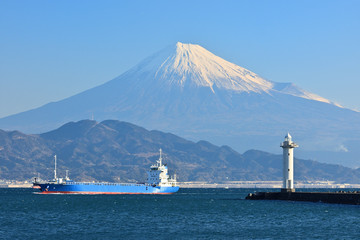 清水港から眺める富士山