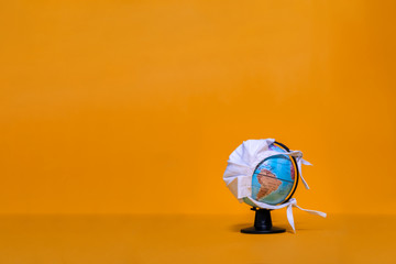 Weltkugel mit Maske mit Blick auf Amerika