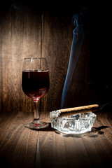 葉巻とワイングラス