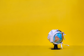 Weltkugel mit Maske mit Blick auf Amerika