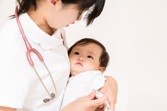 愛児用を持ち赤ちゃんを抱き検温をする看護師イメージ