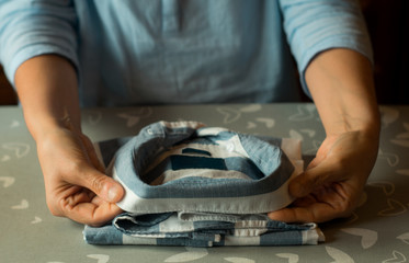 Preparando el cuello de una camisa marinera, haciendo labores del hogar. 