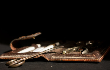 Antiguo estuche de cuero completo para el cuidado de la manicura. 