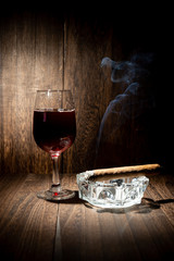 葉巻とワイングラス