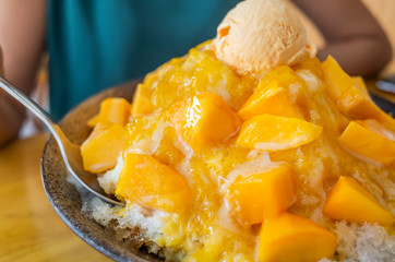 famous Taiwanese snacks of mango shaved ice