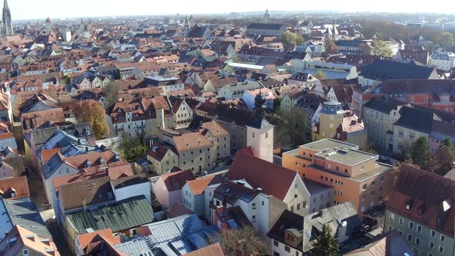 Drohnenflug &uuml;ber der historischen Altstadt von Regensburg