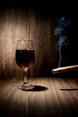 葉巻とワイングラス