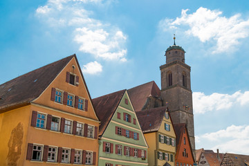 Obraz premium Diese Häuserzeile mit Kirche befindet sich in der Innenstadt von Dinkelsbühl in Mittelfranken (Bayern/Deutschland). Die Stadt ist weltweit bekannt für ihre mittelalterliche fränkische Innenstadt.