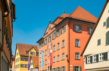 Fototapeta na wymiar Das Rathaus von Dinkelsbühl in Mittelfranken (Bayern/Deutschland). Die Stadt ist weltweit bekannt für ihre mittelalterliche Altstadt. Jedes Jahr besuchen zahlreiche Touristen Dinkelsbühl.