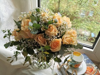 Blumenstrauß, Strauß mit Rosen und Schleierkraut auf der Fensterbank, Stilleben mit Kaffeetasse und Blumen, Bouquet of flowers, bouquet of roses and gypsophila on the windowsill, still life