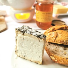 französischer Ziegenkäse, Frischkäse, Frühstück mit Brötchen, Honig und Tee, breakfast with cheese, honey and tea