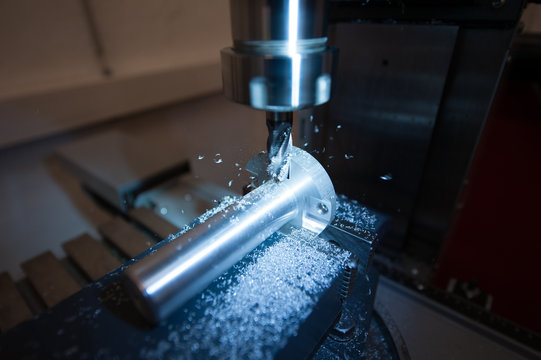 Fraisage sur pi&egrave;ce d'aluminium