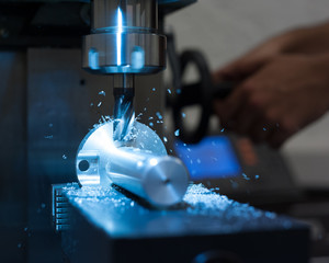 Fraisage sur pièce d'aluminium