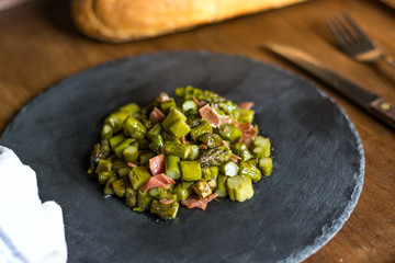 Plato de verdura y jamón.