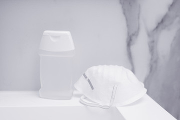 Gel desinfectante y mascarilla en baño