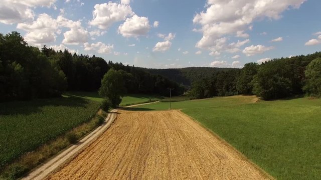 Drohnenflug &uuml;ber einem bayerischen Feld