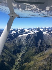 Bergpanorama der österreichischen Alpen als Luftaufnahme