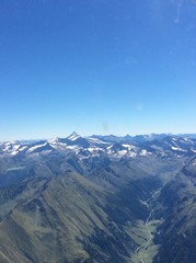 Bergpanorama der &ouml;sterreichischen Alpen als Luftaufnahme