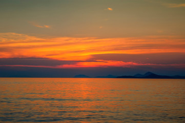 Fototapeta premium tramonto rosso sul mare con isola in croazia