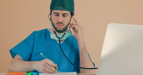 Medico che scrive la terapia