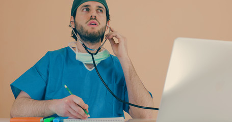 Medico pensa alla terapia giusta