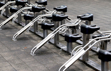 駐輪場のロック式駐輪ラック / Lockable bicycle parking racks in bicycle parking lots
