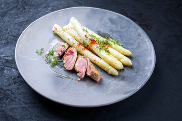 Gebratene ibirisches Mangalica Filet Medaillons vom Schwein mit blanchierten weißen Spargel und...