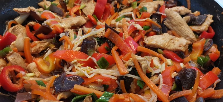 Bunte Asiapfanne mit H&uuml;hnchen
